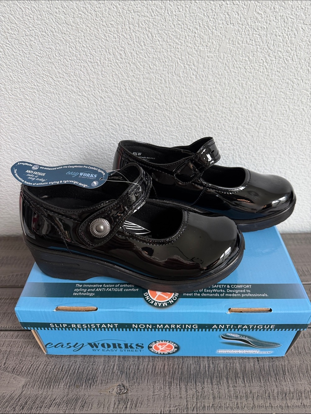 easy street Letsee Slip Resistant Mary Jane Black Patent NIB